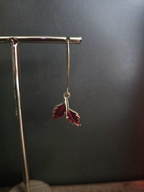 "🍁 Ruby Leaf Dangle – Oorbellen"