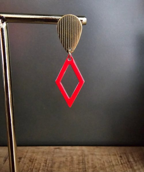 "✨ Scarlet Geo Elegance"