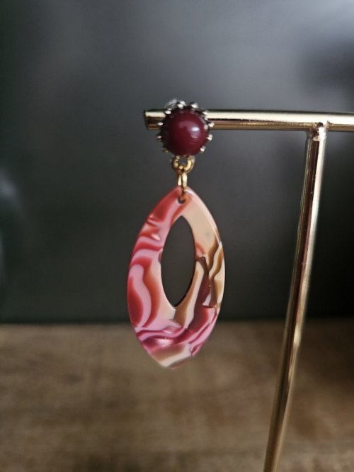 "Ruby Marble Oorbellen"