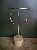 "🍁 Ruby Leaf Dangle – Oorbellen"